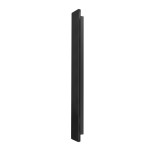 Czarny kinkiet Ante Nero 60 LED, jednolity, prostokątny kształt, montowany pionowo. Wykonanie z matowego materiału, minimalistyczny design. Kinkiet widoczny na białym tle, nieozdobiony, o wymiarach dostosowanych do nowoczesnych wnętrz.
