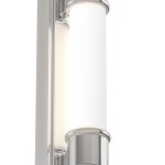 Kinkiet Omi Parette Cromo 30 IP44 LED w kolorze chromu, z okrągłą, matową oprawą z białego szkła. Ujęcie z bliska, pokazujące szczegóły konstrukcji i fakturę. Idealny do stosowania w wilgotnych pomieszczeniach.
