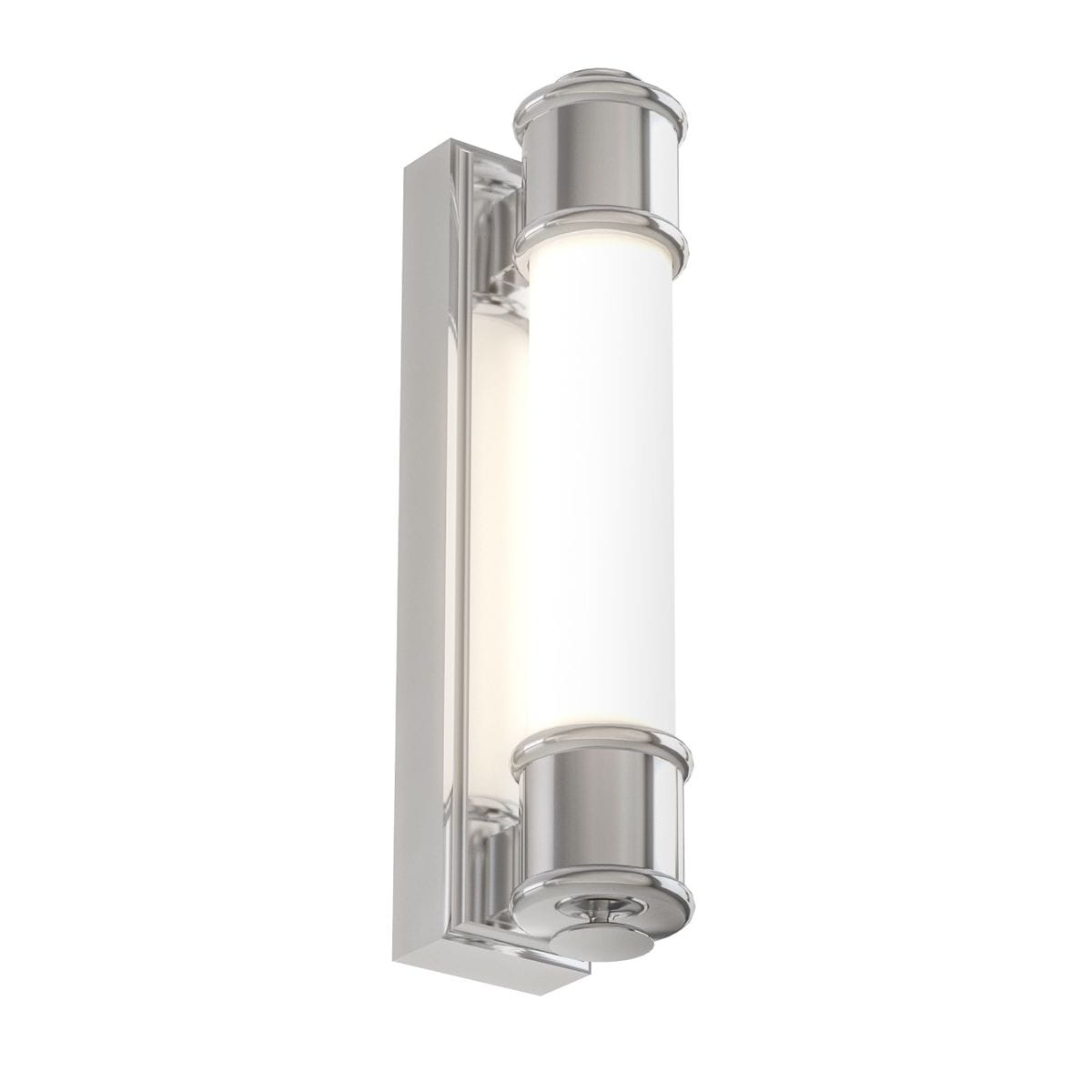Kinkiet Omi Parette Cromo 30 IP44 w kolorze chromu, z cylindrycznym, białym kloszem. Montaż w pionie, z widocznym mocowaniem na dole. Oświetlenie LED, idealne do łazienek i stref mokrych. Proste tło podkreśla elegancki design lampy.