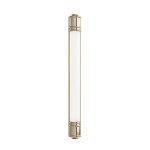 Kinkiet Omi Parette Gold 60 IP44 LED, 1-punktowy, w kolorze złotym. Prosta, pionowa forma z białym, matowym kloszem i metalowymi wykończeniami. Zainstalowany w pozycji pionowej, idealny do oświetlenia wnętrz.