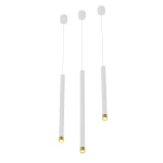 Lampa wisząca Q I Bianco/Gold 40 w kolorze białym i złotym, składająca się z trzech długich, cylindrycznych kloszy z białym wykończeniem i złotymi końcówkami, zawieszona na cienkich linkach, na jasnym tle.