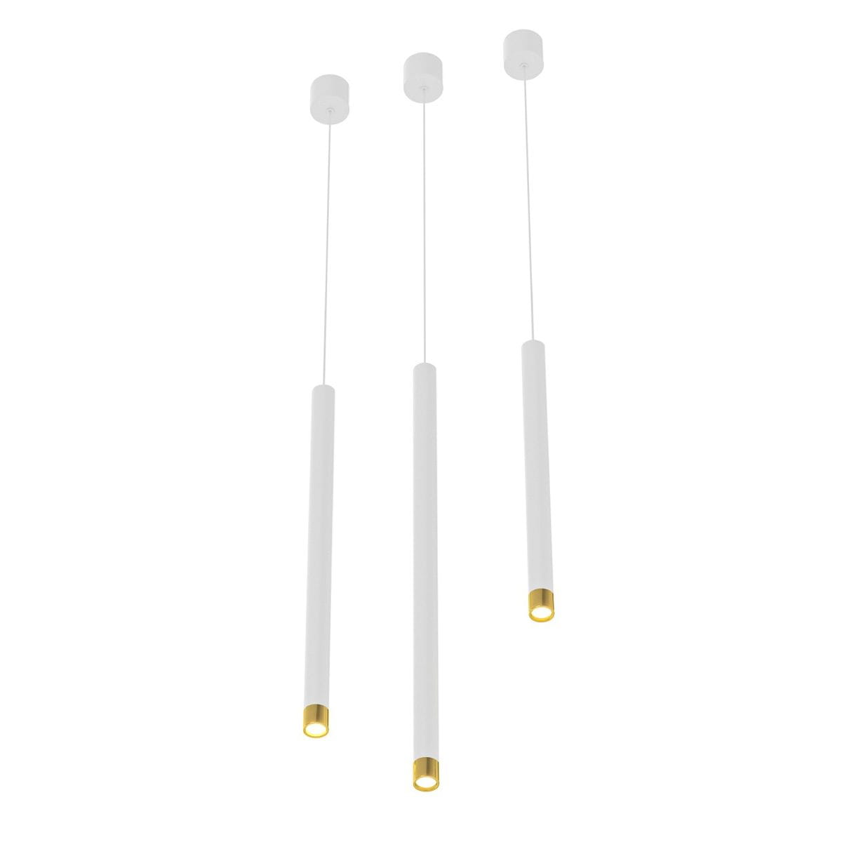 Lampa wisząca Q I Bianco/Gold 50 w kolorze białym z złotymi detalami, składająca się z trzech prostokątnych, wiszących elementów. Zamontowana na białym suficie, zawieszona na cienkich linkach.