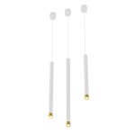 Lampa wisząca Q I Bianco/Gold 50 w kolorze białym z złotymi detalami, składająca się z trzech prostokątnych, wiszących elementów. Zamontowana na białym suficie, zawieszona na cienkich linkach.