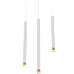 Lampa wisząca Q I Bianco/Gold 60 w kolorze białym i złotym, składająca się z trzech prostokątnych, matowych kloszy z metalowymi, złotymi końcówkami. Ujęcie frontalne, lampa zawieszona na cienkich, białych linkach.