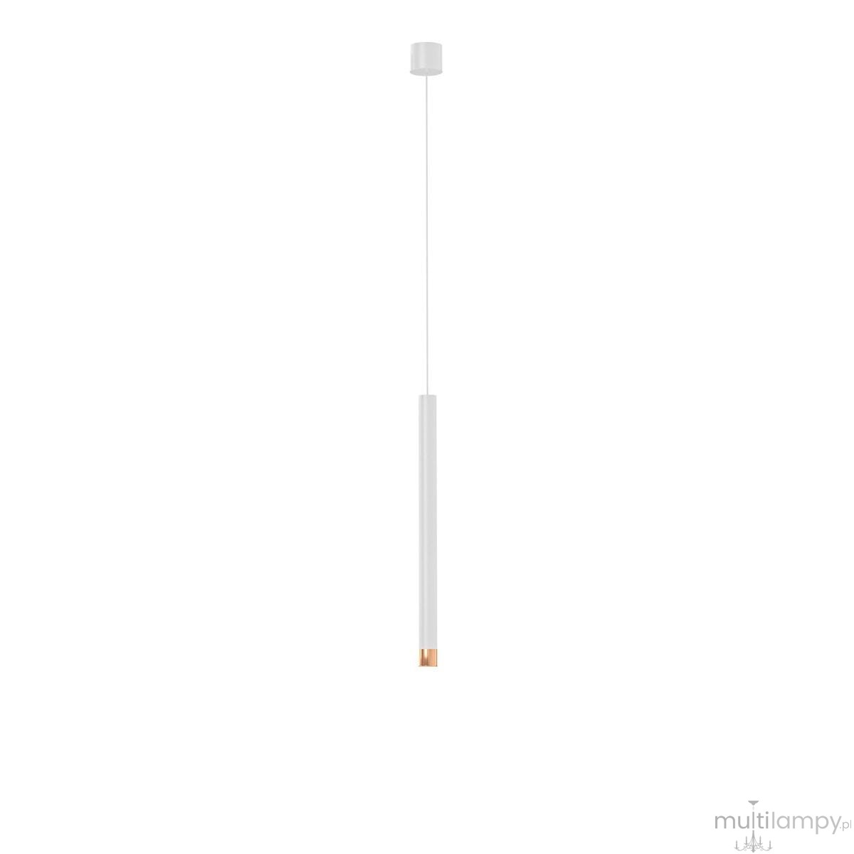 Lampa wisząca Q I Bianco/Rose Gold 40 w kolorze białym i różowego złota, w formie prostokątnej tuby. Zawieszona na cienkim przewodzie, z metalowym uchwytem u góry i złotym detalem na dole. Prosty, nowoczesny design, na jednolitym tle.