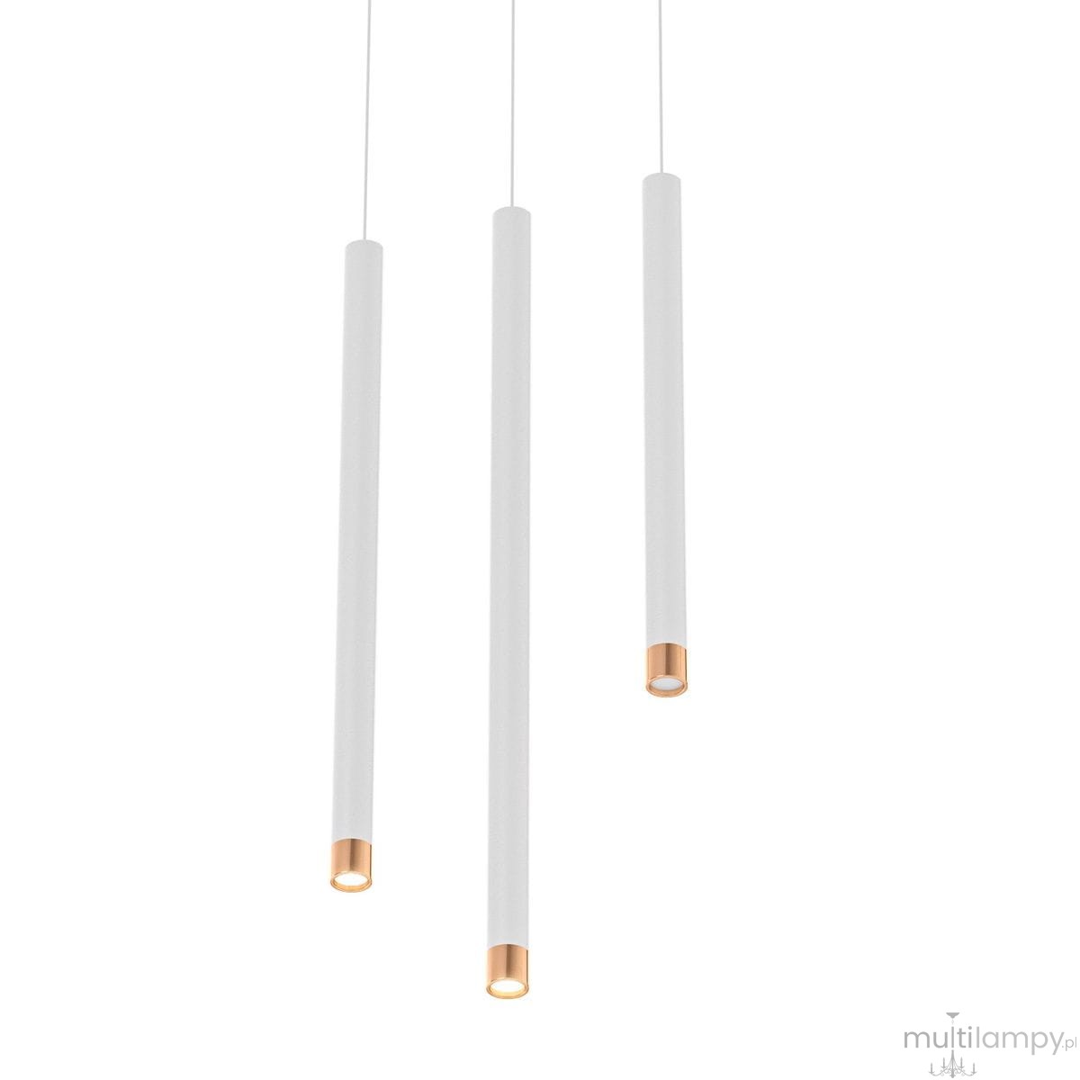 Lampa wisząca Q I Bianco/Rose Gold 40 w formie trzech białych, cylindrycznych rur z różowozłotymi końcówkami. Ujęcie z przodu, zawieszona na cienkich linkach, idealna do nowoczesnych wnętrz.