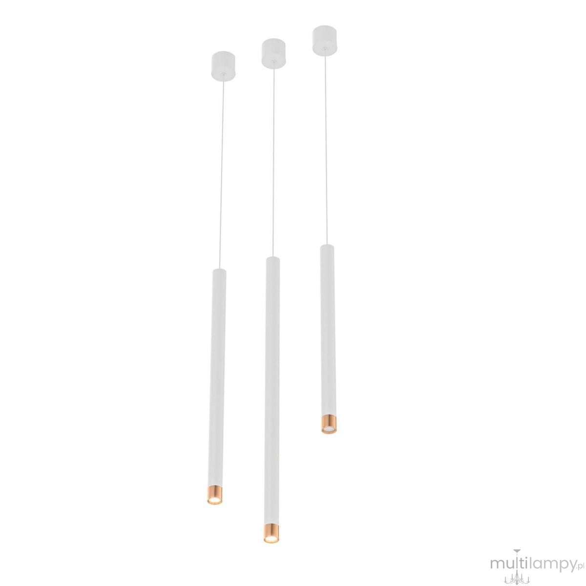 Lampa wisząca Q I Bianco/Rose Gold 40 z trzema białymi rurkami o matowej fakturze, z różowo-złotymi końcówkami. Ujęta frontalnie, zawieszona na cienkich przewodach, idealna do nowoczesnych wnętrz.