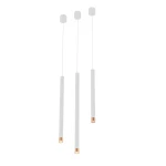 Lampa wisząca Q I Bianco/Rose Gold 40 z trzema białymi rurkami o matowej fakturze, z różowo-złotymi końcówkami. Ujęta frontalnie, zawieszona na cienkich przewodach, idealna do nowoczesnych wnętrz.