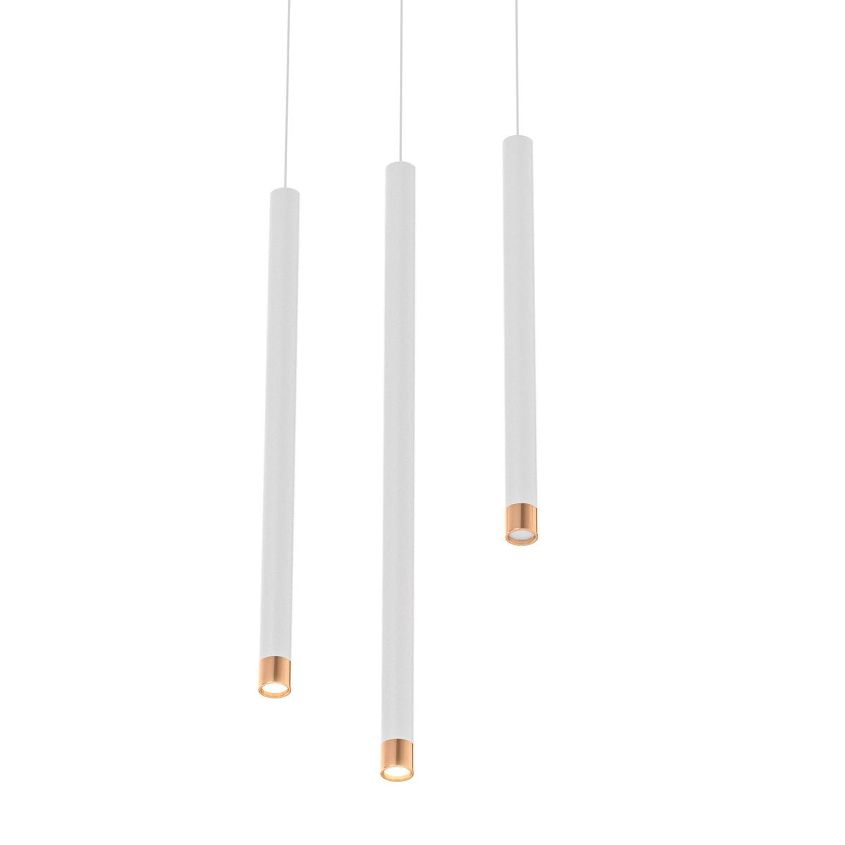 Lampa wisząca Q I Bianco/Rose Gold 50 z trzema białymi, prostokątnymi rurkami, zakończonymi różowym złotem. Wisi na cienkich linkach, w minimalistycznym stylu, idealna do nowoczesnych wnętrz.