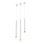 Lampa wisząca Q I Bianco w białym kolorze z różowozłotymi końcówkami, składająca się z trzech cienkich, wiszących rur. Ujęcie frontalne, z widocznymi elementami mocującymi i przewodami. Proste tło podkreśla nowoczesny design lampy.