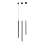 Lampa wisząca Q I Nero/Gold 40, z trzema czarnymi, metalowymi rurkami i złotymi końcówkami. Ujęcie frontalne, zawieszona na cienkich linkach. Prosta, nowoczesna forma, idealna do minimalistycznych wnętrz.