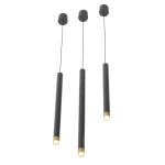 Lampa wisząca Q I Nero/Gold 40 z trzema długimi, cylindrycznymi, czarnymi ramionami z złotymi końcówkami. Ujęcie z przodu, zawieszona na cienkich linkach. Minimalistyczny design, idealna do nowoczesnych wnętrz.