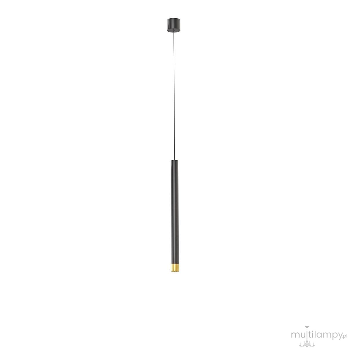 Lampa wisząca Q I Nero/Gold 40 w kolorze czarnym i złotym, składająca się z długiego, prostokątnego klosza z matowego metalu z złotym akcentem na dolnej krawędzi, zwisająca na cienkim przewodzie z sufitu na białym tle.
