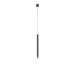 Lampa wisząca Q I Nero/Gold 40 w kolorze czarnym i złotym, składająca się z długiego, prostokątnego klosza z matowego metalu z złotym akcentem na dolnej krawędzi, zwisająca na cienkim przewodzie z sufitu na białym tle.