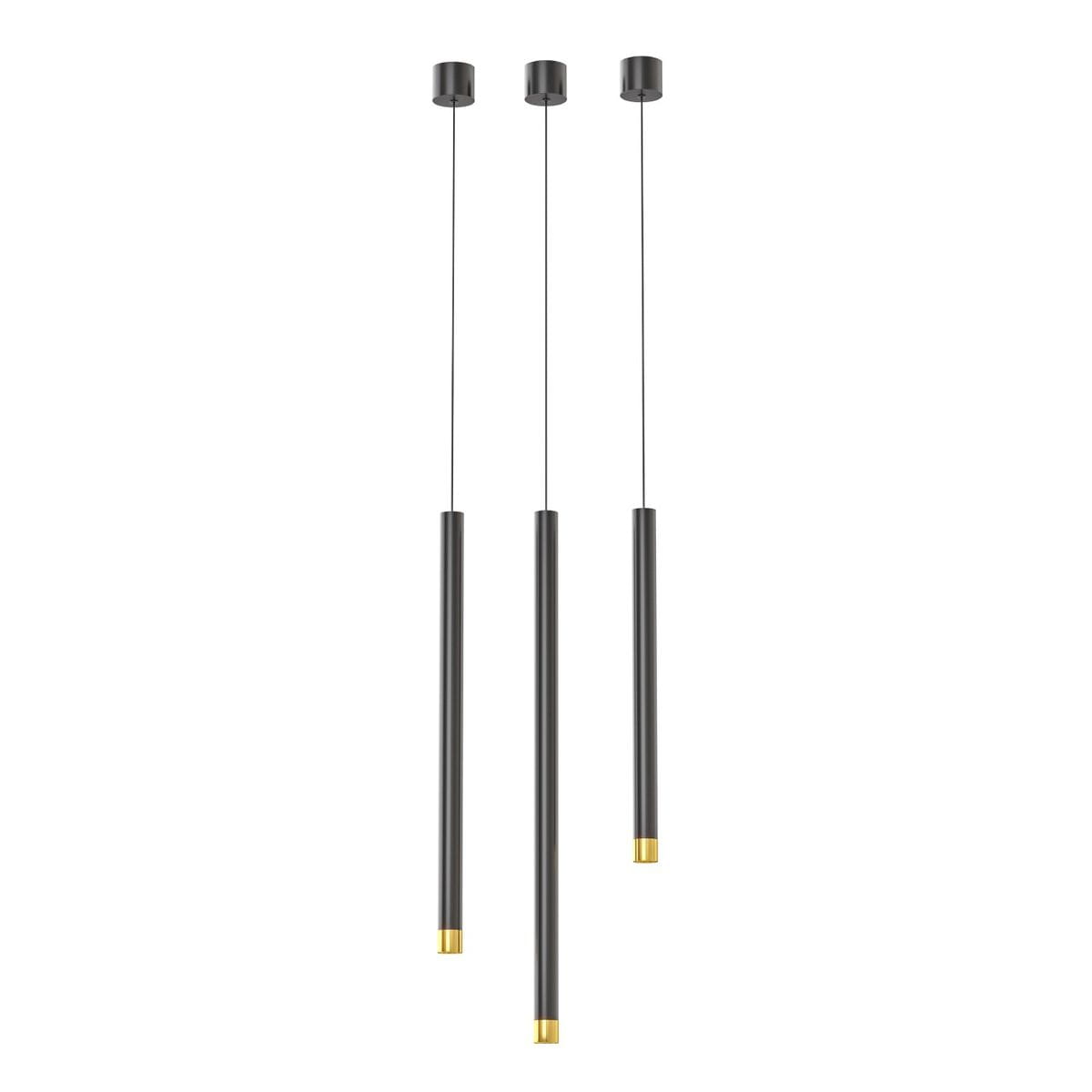 Lampa wisząca Q I Nero/Gold 50 w kolorze czarnym z złotymi detalami, składająca się z trzech długich, cylindrycznych elementów zawieszonych na cienkich linkach. Ujęcie frontalne, na jednolitym tle.