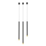 Lampa wisząca Q I Nero/Gold 50 w kolorze czarnym z złotymi detalami, składająca się z trzech długich, cylindrycznych elementów zawieszonych na cienkich linkach. Ujęcie frontalne, na jednolitym tle.