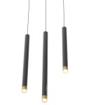 Lampa wisząca Q I Nero/Gold 50 w kolorze czarnym i złotym, składająca się z trzech długich, cylindrycznych elementów. Ujęcie frontalne, zawieszona na cienkich linkach, z widocznymi złotymi końcówkami, emitującymi światło.