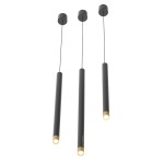 Lampa wisząca Q I Nero/Gold 50, czarna z złotymi końcówkami, składająca się z trzech długich, cylindrycznych elementów zawieszonych na cienkich linkach. Widoczna na białym tle, z minimalistycznym designem.