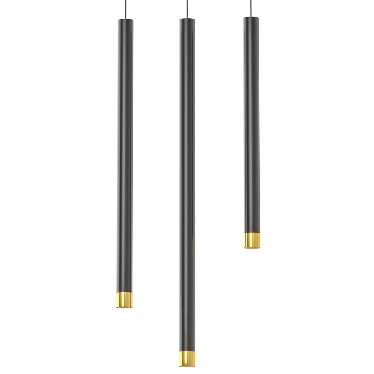 Lampa wisząca Q I Nero/Gold 60 w kolorze czarnym i złotym. Składa się z trzech długich, prostokątnych rur, z metalicznymi, złotymi końcówkami. Zawieszona na czarnych linkach, idealna do nowoczesnych wnętrz.