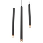 Lampa wisząca Q I Nero/Rose Gold 50 w kolorze czarnym z różowym złotem. Składa się z trzech smukłych, cylindrycznych elementów zawieszonych na cienkich linkach, z widocznymi źródłami światła na dolnych końcach.