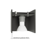 Czarna lampa sufitowa 1-punktowa Quad z aluminium o grubości 4 mm. Kształt prostokątny, z widoczną białą oprawą. Zamontowana pod kątem, z dwoma metalowymi mocowaniami na górze. Idealna do nowoczesnych wnętrz.