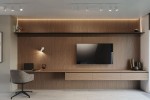 Biała lampa sufitowa typu spot z sześcioma punktami świetlnymi, montowana na suficie, o prostym, nowoczesnym designie. Widoczna w aranżacji wnętrza z drewnianą ścianą, biurkiem i telewizorem.