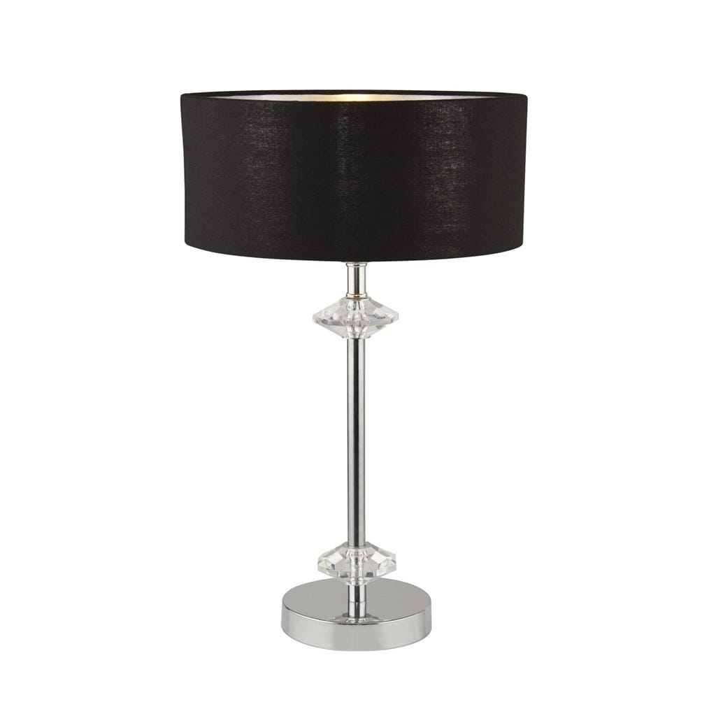 Lampa stołowa Ontario z chromowaną podstawą i czarnym, okrągłym abażurem. Wysoka, z przezroczystym akcentem w kształcie diamentu w centralnej części. Ustawiona na płaskiej powierzchni, w minimalistycznym stylu.
