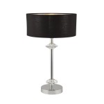 Lampa stołowa Ontario z chromowaną podstawą i czarnym, okrągłym abażurem. Wysoka, z przezroczystym akcentem w kształcie diamentu w centralnej części. Ustawiona na płaskiej powierzchni, w minimalistycznym stylu.