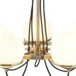 Lampa wisząca Sphere, pięciopunktowa, w kolorze antycznego mosiądzu, z białymi, okrągłymi kloszami. Produkt z widocznymi przewodami w czarnym kolorze, zawieszony na centralnej konstrukcji.