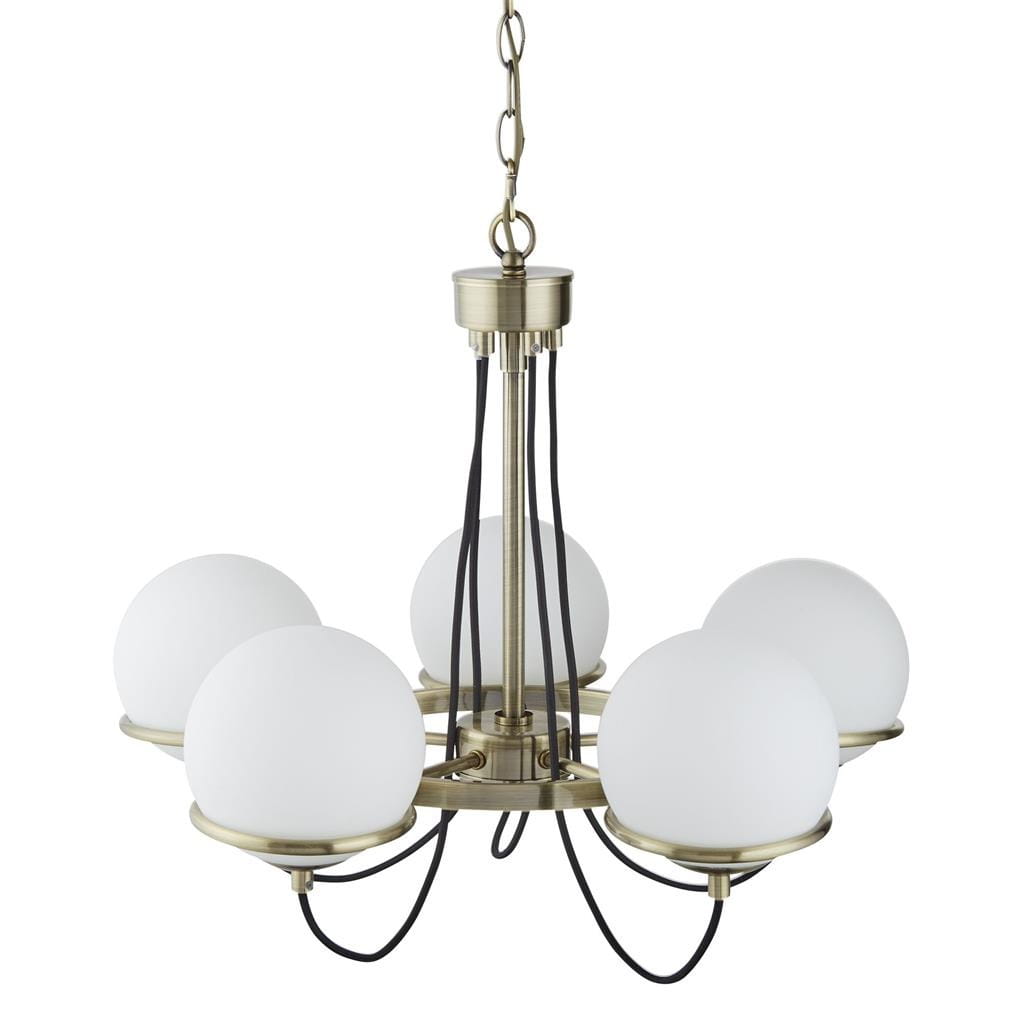 Lampa wisząca Sphere 5-punktowa w antycznym mosiądzu. Posiada pięć białych, okrągłych kloszy z matowego szkła, zawieszonych na czarnych linkach. Centralna konstrukcja metalowa z łańcuchem do mocowania.