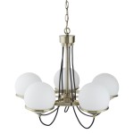 Lampa wisząca Sphere 5-punktowa w antycznym mosiądzu. Posiada pięć białych, okrągłych kloszy z matowego szkła, zawieszonych na czarnych linkach. Centralna konstrukcja metalowa z łańcuchem do mocowania.