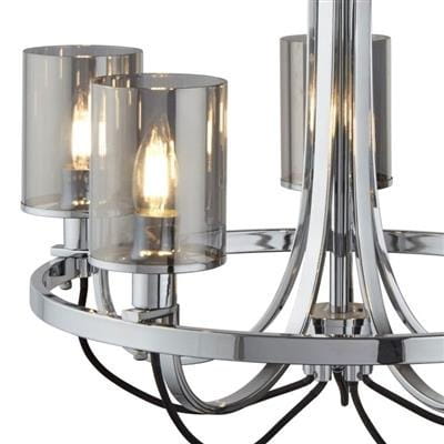 Lampa wisząca Catalina 5-punktowa w kolorze chromu, z przezroczystymi kloszami. Okrągła podstawa z metalowymi ramionami, elegancki design. Widoczne trzy z pięciu punktów świetlnych z żarówkami w kloszach.