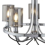Lampa wisząca Catalina 5-punktowa w kolorze chromu, z przezroczystymi kloszami. Okrągła podstawa z metalowymi ramionami, elegancki design. Widoczne trzy z pięciu punktów świetlnych z żarówkami w kloszach.