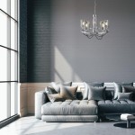 Lampa wisząca Catalina 5-punktowa w chromowanej oprawie, z eleganckimi szklanymi kloszami, zawieszona w jasnym wnętrzu z nowoczesną sofą i dużymi oknami. Kąt ujęcia z przodu, ukazujący detale konstrukcji.