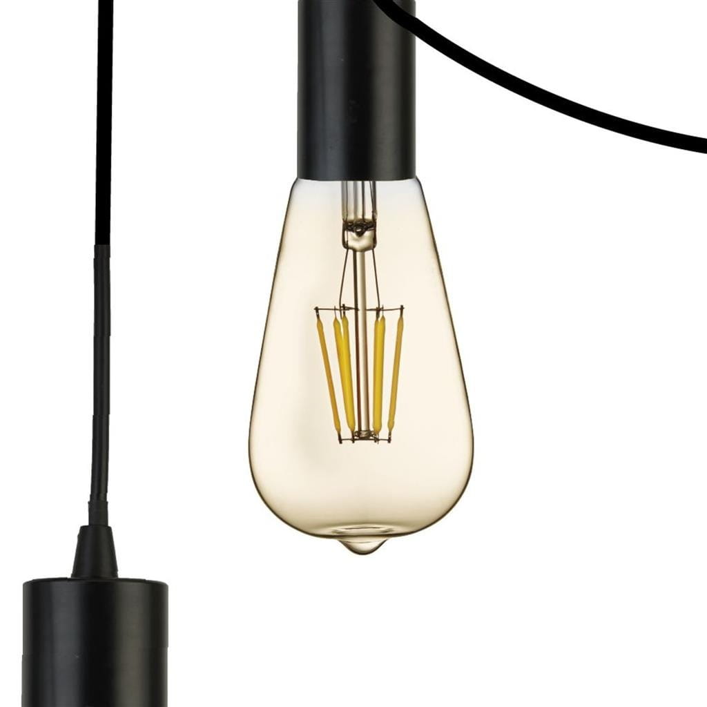 Czarna lampa wisząca Squiggle 9-punktowa z przezroczystą żarówką. Widoczna żarówka o kształcie kropli, z widocznymi żarnikami. Ujęcie z boku, na czarnym kablu, zawieszona w pionie. Idealna do nowoczesnych wnętrz.