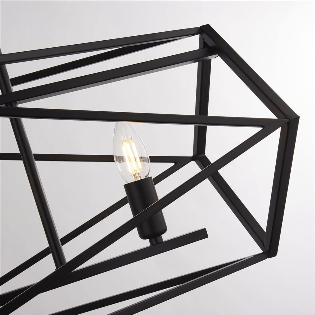 Lampa wisząca Chassis 5-punktowa w kolorze czarnym, z metalową konstrukcją w geometrycznym kształcie. Widoczna żarówka w stylu retro umieszczona w centralnym elemencie. Ujęcie z góry, podkreślające detale ramy i fakturę materiału.