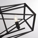 Lampa wisząca Chassis 5-punktowa w kolorze czarnym, z metalową konstrukcją w geometrycznym kształcie. Widoczna żarówka w stylu retro umieszczona w centralnym elemencie. Ujęcie z góry, podkreślające detale ramy i fakturę materiału.