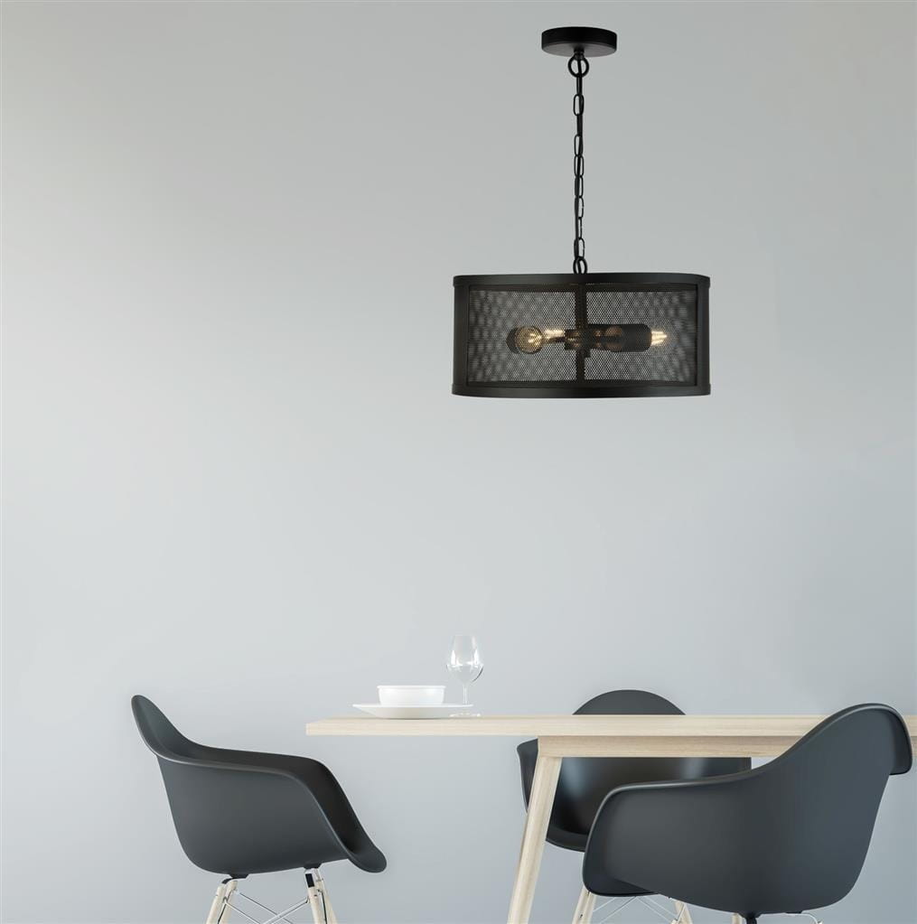 Czarna lampa wisząca Fishnet 3-punktowa z metalowym kloszem w siatkę, zawieszona na łańcuchu, umieszczona nad drewnianym stołem. W tle cztery krzesła i stół, na którym znajdują się talerz i kieliszek.
