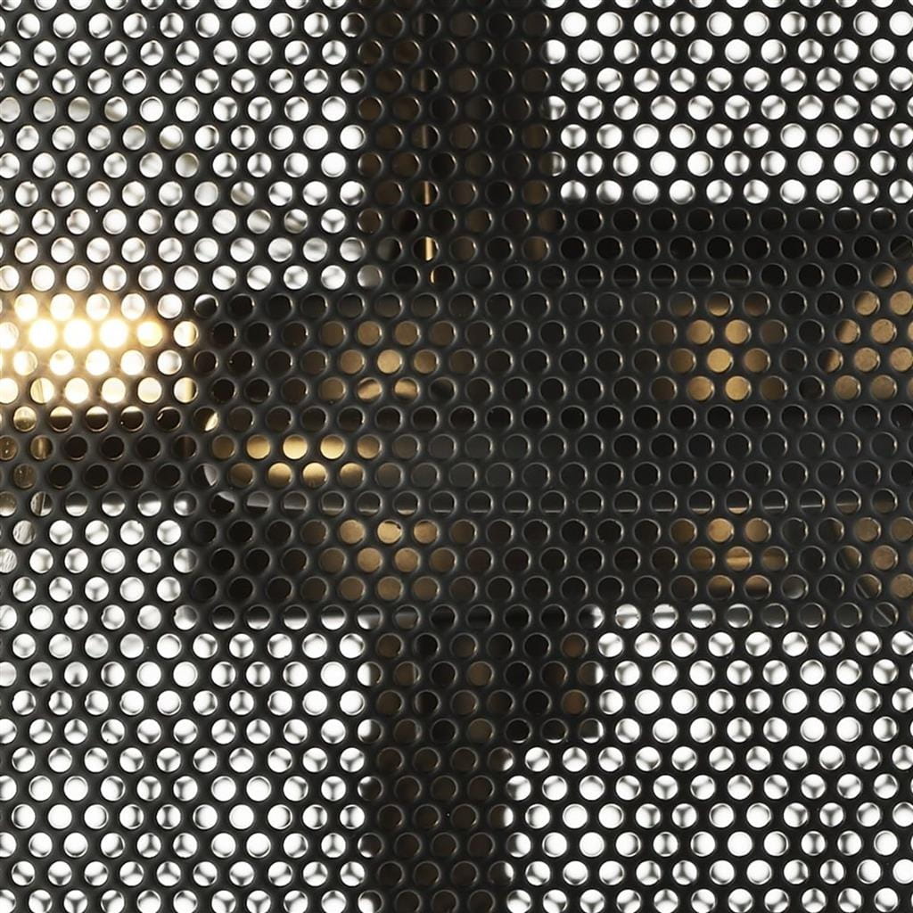 Czarny kinkiet 3-punktowy Fishnet z perforowaną metalową osłoną, ukazującą trzy źródła światła. Widok z bliska, podkreślający strukturę materiału i efekt świetlny przez otwory. W nowoczesnym stylu, idealny do wnętrz.