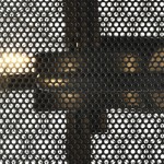 Czarny kinkiet 3-punktowy Fishnet z perforowaną metalową osłoną, ukazującą trzy źródła światła. Widok z bliska, podkreślający strukturę materiału i efekt świetlny przez otwory. W nowoczesnym stylu, idealny do wnętrz.