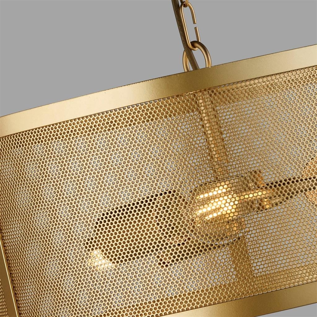 Złota lampa wisząca 3-punktowa Fishnet z metalowym kloszem w formie siatki o okrągłym kształcie. Widoczny detal łączenia łańcucha oraz wewnętrzne źródła światła, o matowej fakturze. Tło w odcieniu szarości.