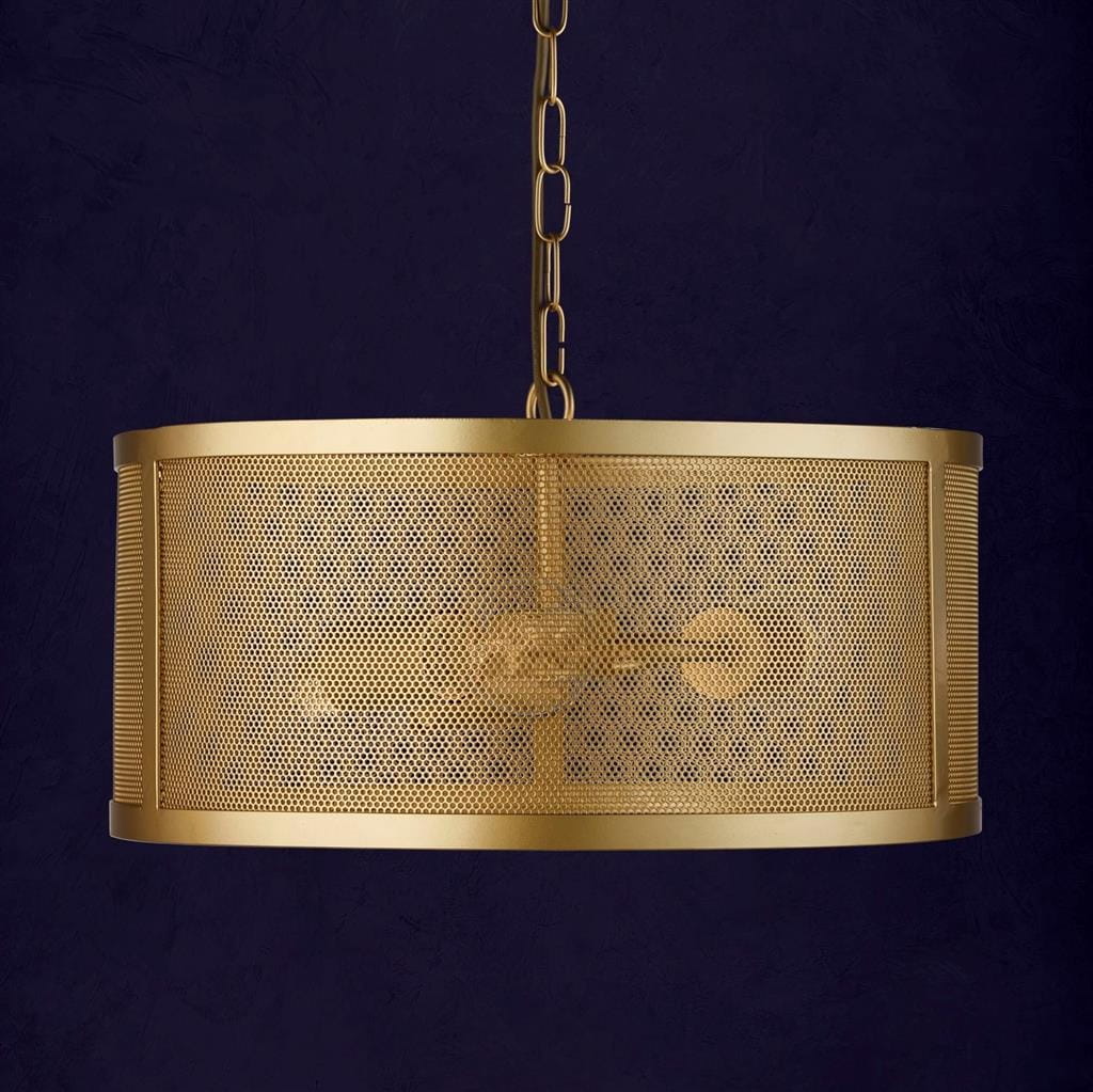 Lampa wisząca Fishnet 3-punktowa w kolorze złotym, o cylindrycznym kształcie, wykonana z perforowanego metalu. Ujęcie z góry, zawieszona na łańcuszku, z widocznymi detalami konstrukcyjnymi i teksturą materiału. Tło w ciemnym odcieniu.