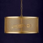 Lampa wisząca Fishnet 3-punktowa w kolorze złotym, o cylindrycznym kształcie, wykonana z perforowanego metalu. Ujęcie z góry, zawieszona na łańcuszku, z widocznymi detalami konstrukcyjnymi i teksturą materiału. Tło w ciemnym odcieniu.