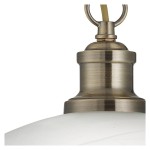 Lampa wisząca Bistro 1-punktowa w antycznym mosiądzu, z ozdobnym uchwytem i białym kloszem. Ujęcie z bliska, pokazujące detale mocowania oraz teksturę metalu. Idealna do aranżacji wnętrz.