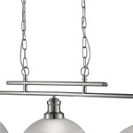Lampa wisząca Bistro 3-punktowa w satynowym srebrze, z trzema okrągłymi kloszami. Ujęcie z boku, zawieszona na łańcuchach. Elegancki design z metalowymi detalami, idealna do nowoczesnych wnętrz.