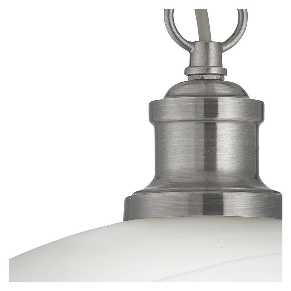 Lampa wisząca Bistro 1-punktowa w satynowym srebrze. Widok detalu mocowania z metalowym wykończeniem i białym kloszem o zaokrąglonym kształcie, zawieszona na białym przewodzie.