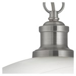 Lampa wisząca Bistro 1-punktowa w satynowym srebrze. Widok detalu mocowania z metalowym wykończeniem i białym kloszem o zaokrąglonym kształcie, zawieszona na białym przewodzie.