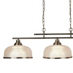 Lampa wisząca Bistro II w kolorze antycznego mosiądzu z trzema kloszami w kształcie półkul, wykonanymi z przezroczystego materiału z delikatnym wzorem. Elementy mocujące na łańcuchach, zawieszona poziomo, idealna do jadalni lub kuchni.