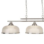Lampa wisząca Bistro II w satynowym srebrze z trzema kloszami w kształcie półkul, wykonany z przezroczystego materiału z teksturą. Ujęcie z boku, z widoczną metalową konstrukcją i łańcuchem mocującym. Idealna do nowoczesnych wnętrz.