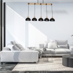 Lampa wisząca 5-punktowa Erik w kolorze czarnym z naturalnym drewnem, zawieszona na drewnianym stelażu. Widać pięć okrągłych kloszy, umieszczonych równolegle. Lampa znajduje się nad sofą w nowoczesnym wnętrzu z jasnymi ścianami i dużymi oknami.